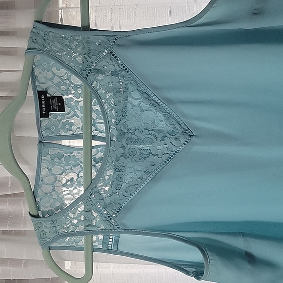 Torrid Tank - Picture 2 of 4